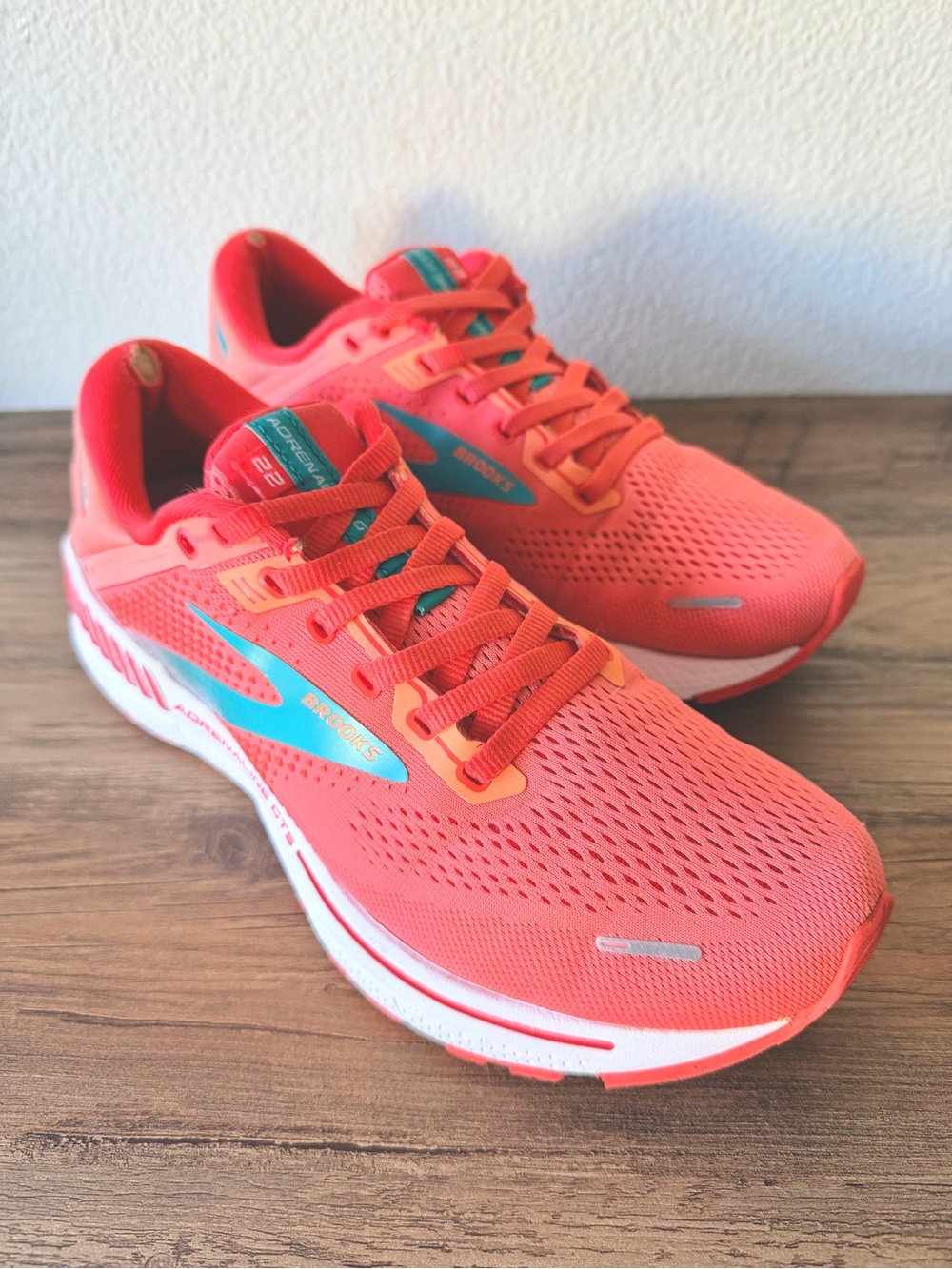 Brooks Womens Adrenaline GTS 22 Coral LatigoBay Blue / White (Size: 9 Medium-B)